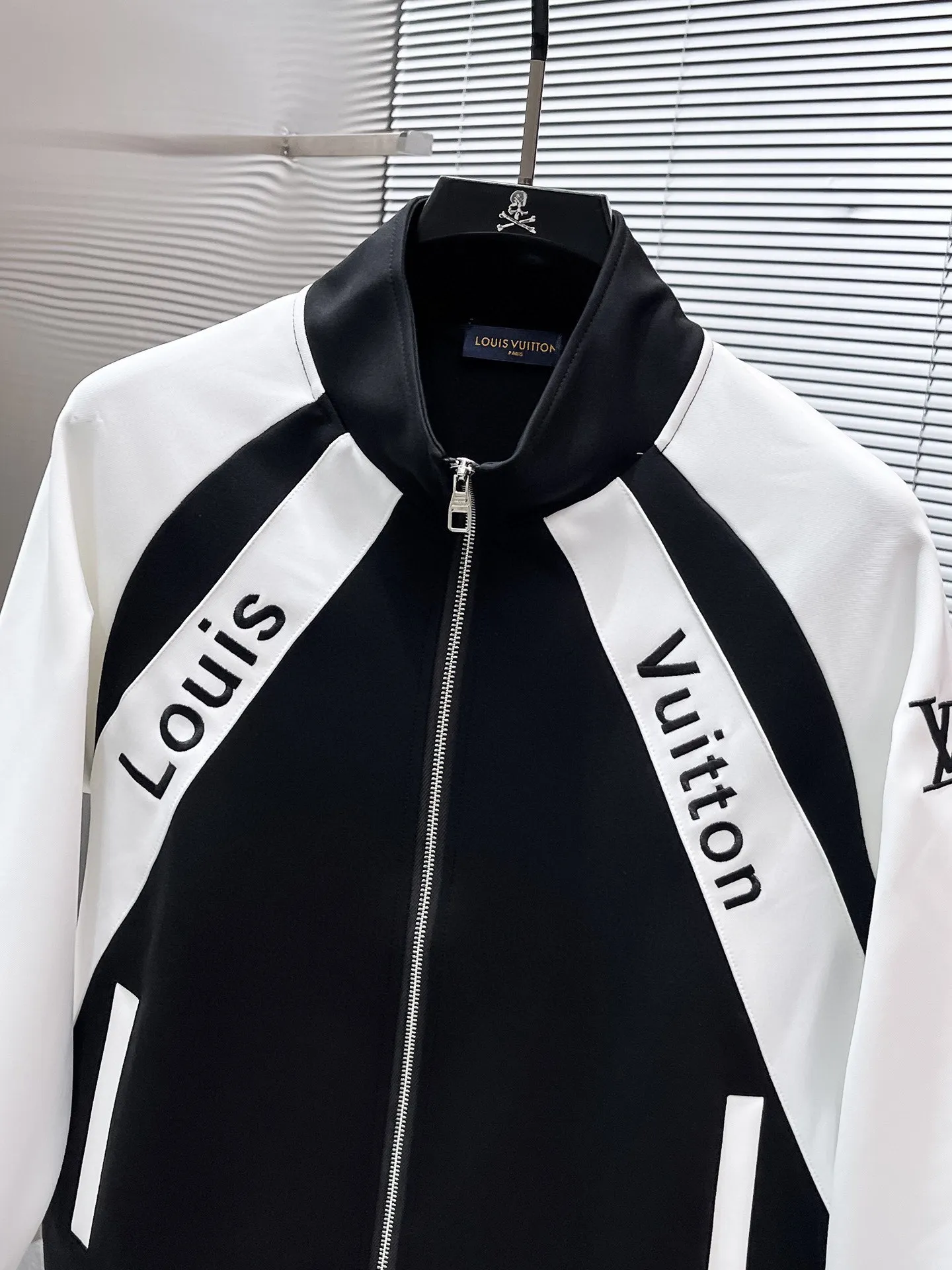 🅿️720 LV hot-selling suit is coming. Focus on the original version of the official website. 2025 new hot-selling cardigan suit. The original order is the best. 🇭🇰The meticulous work of top designers. It has a fitting and perfect upper body effect. All-natural high-quality Tencel Roman cotton 100%, close-fitting comfort, noble and elegant! Original hardware embodies elegance and nobility! Counter size: M-3XL (maximum wear up to 190 pounds)